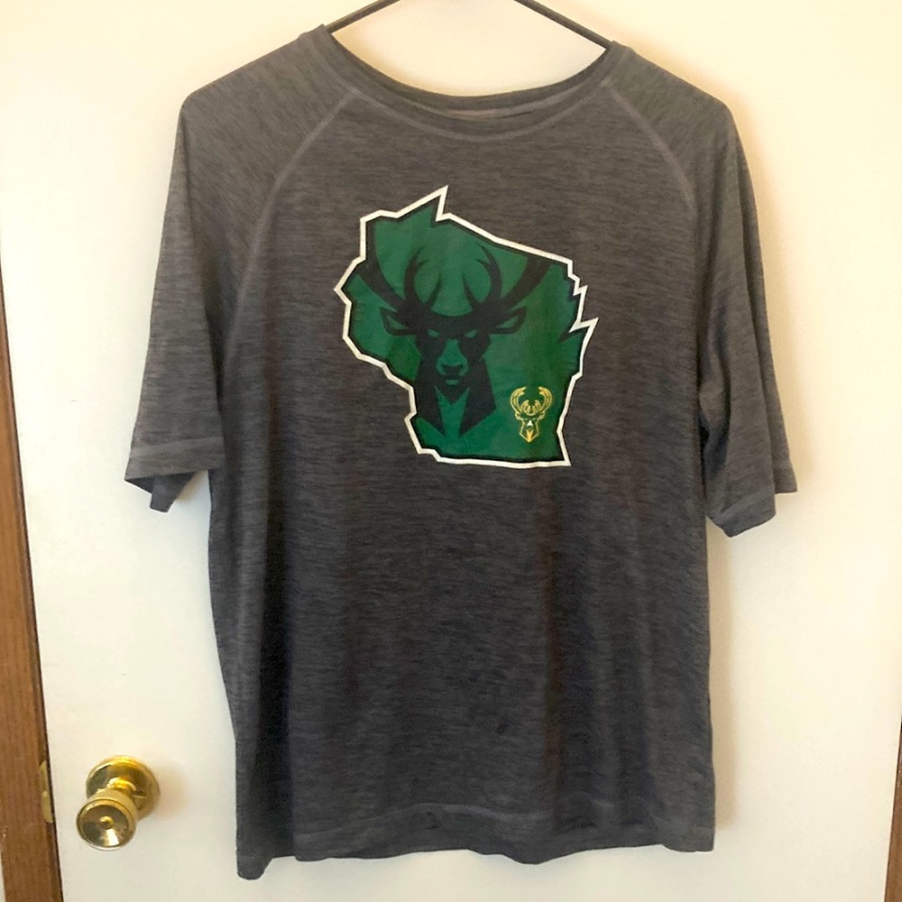 Large Milwaukee Bucks Tshirt